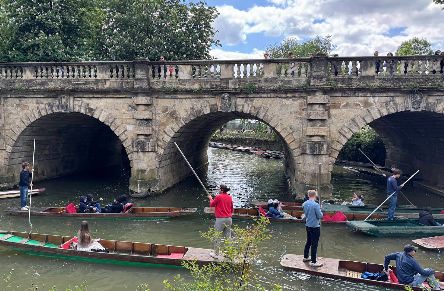 Punting in Oxford Magdalen Bridge